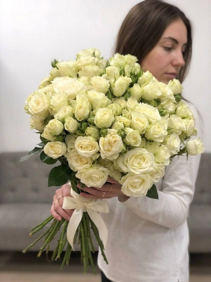 Моно-букет из кустовых роз